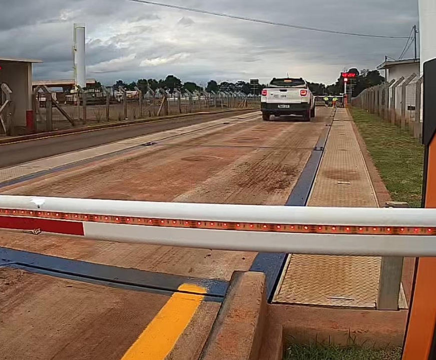 Vehicle on the weighbridge with the barrier in front